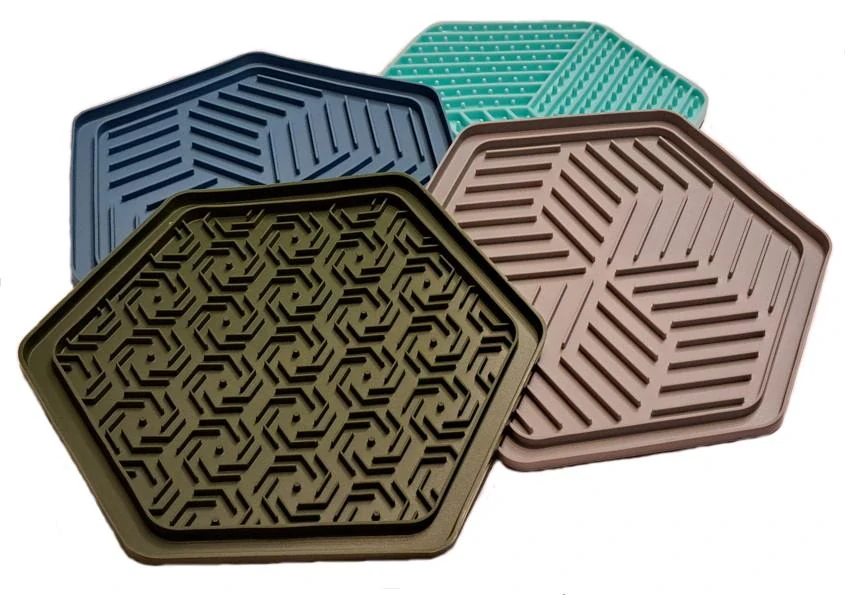 Lick Pad Hexagon- lízací podložka, 24 x21 cm, šedá