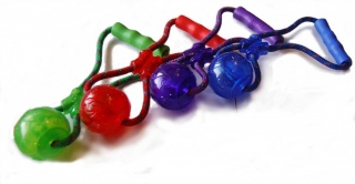KONG Squeezz míček na laně Medium
