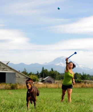 Házení míčku pomocí házedla Chuckit