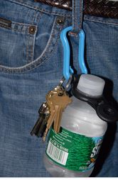 Klippy držáček na láhev a klíče na opasku