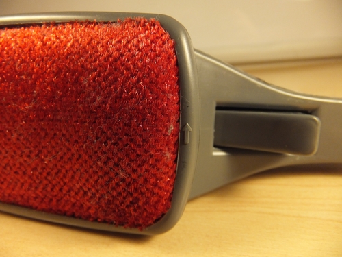 šipka ukazující směr použití Magic Lint Brush