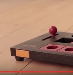 šuplíček otevíraný pohybem páčky